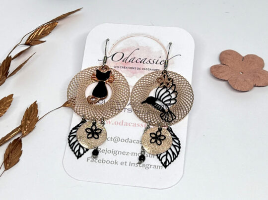 Boucles d'oreilles chat et oiseau feuilles fleurs perles esprit attrape-rêves tons noir et rose gold par Odacassie