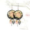 Boucles d'oreilles pivoines attrape-rêves feuilles fleurs perles noir doré rose jaune ocre par Odacassie