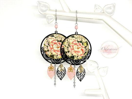 Boucles d'oreilles pivoines attrape-rêves feuilles fleurs perles noir doré rose jaune ocre par Odacassie