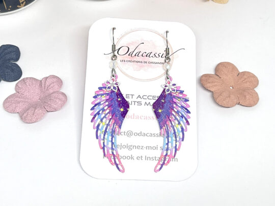 Boucles d'oreilles ailes d'ange multicolores avec fleurs blanches et perles acier inox et laiton par Odacassie