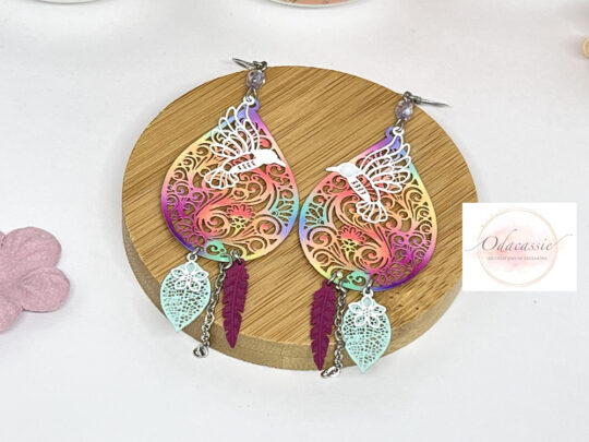 Boucles d'oreilles oiseaux blancs sur gouttes multicolores estampes plumes feuilles fleurs perles attrape-rêves par Odacassie