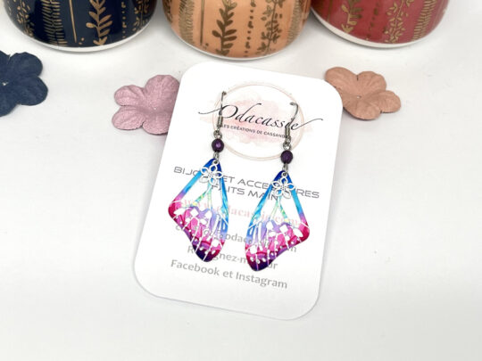 Boucles d'oreilles ailes de papillon fleurs blanches perles violet mauve bleu blanc rose par Odacassie