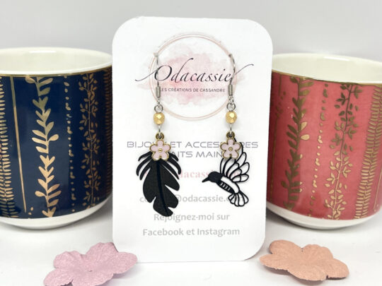 Boucles d'oreilles oiseau et plume fleurs doré noir mauve acier inoxydable et laiton asymétriques par Odacassie