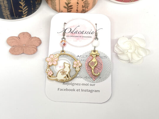 Boucles d'oreilles esprit japonais chats fleurs feuille perles tons doré blanc et rose pâle par Odacassie