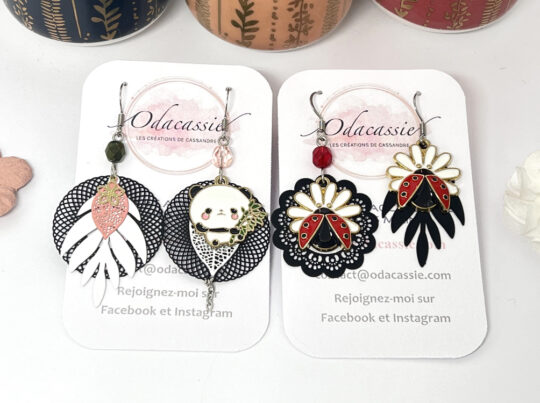 Boucles d'oreilles panda ou coccinelles au choix asymétriques noir blanc rouge rose doré par Odacassie