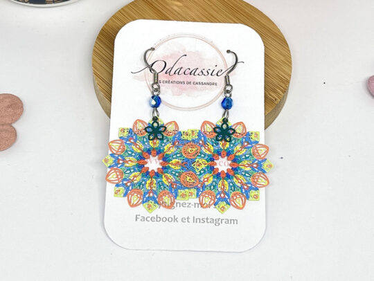 Boucles d'oreilles fleurs vertes sur fleurs multicolores perles bleues laiton acier inox par Odacassie