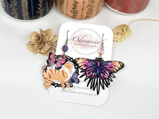 Boucles d'oreilles asymétriques chat papillons multicolores par Odacassie