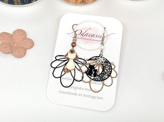 Boucles d'oreilles chats blanc et noir or rose fleurs perles asymétriques par Odacassie