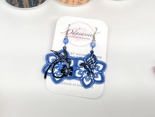 Boucles d'oreilles oiseaux noirs sur fleurs bleues asymétriques par Odacassie