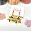 Boucles d'oreilles toucans sur feuilles jaunes fleurs tropicales par Odacassie
