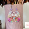 Boucles d'oreilles chats blancs sur gouttes multicolores fleurs rose pâle perles mauves par Odacassie