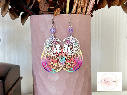 Boucles d'oreilles chats blancs sur gouttes multicolores fleurs rose pâle perles mauves par Odacassie