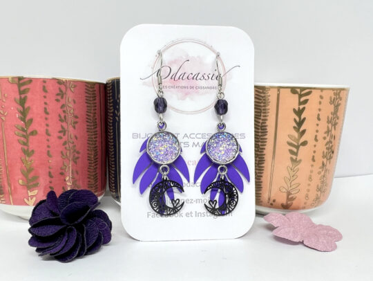 Boucles d'oreilles pailletées violet mauve noir estampes feuilles et lunes cœurs perles par Odacassie