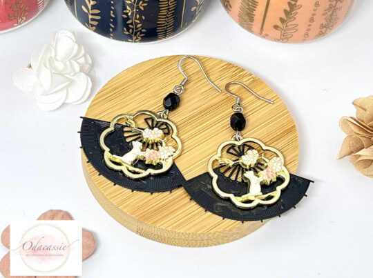 Boucles d'oreilles chats sur éventails fleurs perles noir doré blanc rose par Odacassie