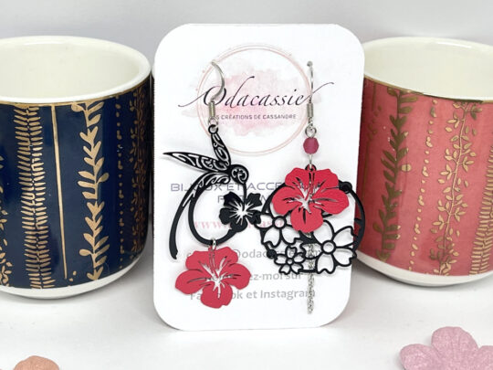 Boucles d'oreilles fleurs rose rouge colibri noir fleurs noires et perle fuchsia par Odacassie