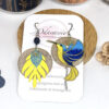 Boucles d'oreilles colibri bleu et jaune feuilles rosaces fleurs perles par Odacassie