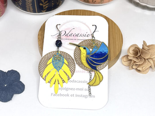 Boucles d'oreilles colibri bleu et jaune feuilles rosaces fleurs perles par Odacassie