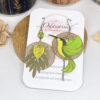 Boucles d'oreilles colibri vert et jaune asymétriques avec rosaces feuilles fleurs et perle par Odacassie