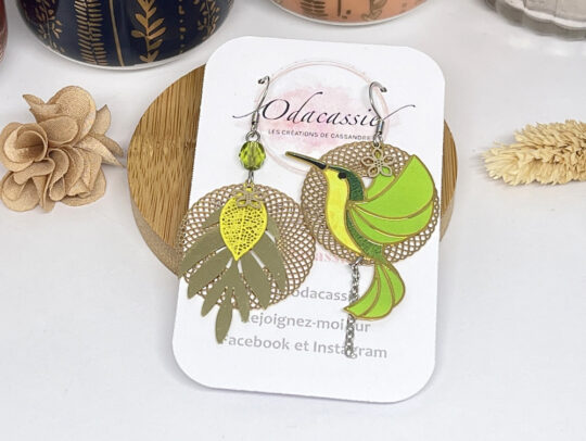 Boucles d'oreilles colibri vert et jaune asymétriques avec rosaces feuilles fleurs et perle par Odacassie