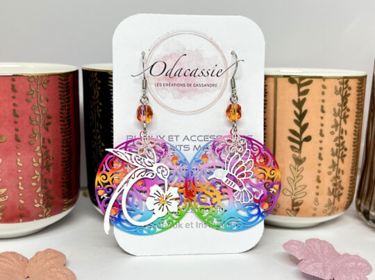 Boucles d'oreilles oiseaux blancs sur arbres de vie multicolores par Odacassie