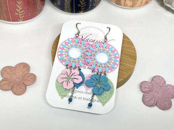 Boucles d'oreilles rosaces étoilées multicolores attrape-rêves fleurs hibiscus feuilles perles par Odacassie