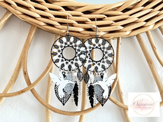 Boucles d'oreilles black & white attrape-rêves oiseaux plumes feuilles perles par Odacassie