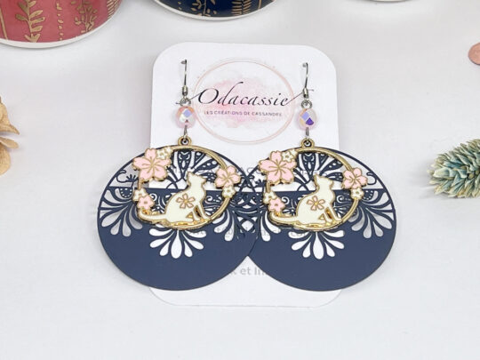 Boucles d'oreilles arabesques et chats fleurs tons bleu nuit blanc rose pâle et doré, avec perles, par Odacassie