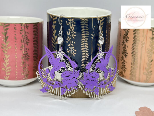 Boucles d'oreilles colibris sur éventails argentés violet fleurs perles par Odacassie
