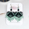 Boucles d'oreilles feuilles vertes chats noirs cœurs et perles par Odacassie