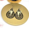 Boucles d'oreilles fées dorées sur gouttes noires texturées avec estampes et perles par Odacassie