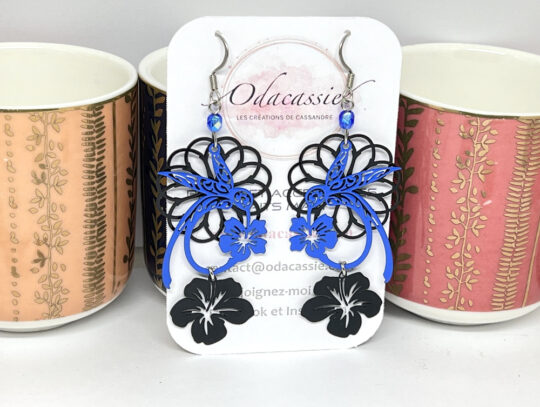 Boucles d'oreilles colibris bleus rosaces et fleurs d'hibiscus noires perles bleu reflets irisés par Odacassie