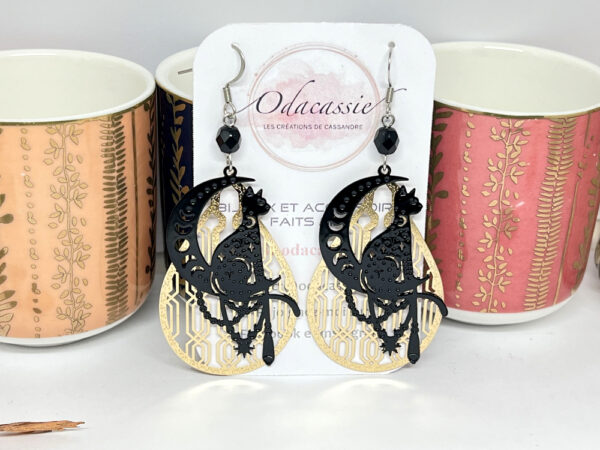 Boucles d'oreilles gouttes dorées chats noirs sur la lune perles par Odacassie