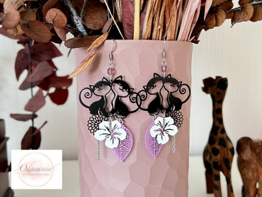 Boucles d'oreilles chats câlins fleurs d'hibiscus feuilles rosaces perles par Odacassie