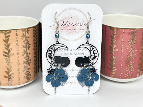 Boucles d'oreilles chats fleurs d'hibiscus feuilles perles noir bleu pétrole gris par Odacassie