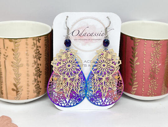 Boucles d'oreilles dreamcatcher beiges avec gouttes irisées et perles laiton et acier inoxydable par Odacassie