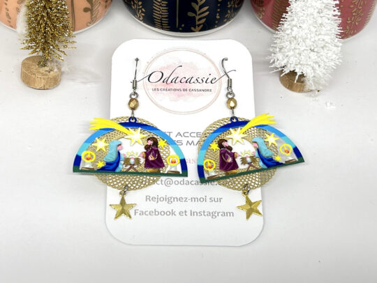 Boucles d'oreilles Nativité dorées multicolores fines estampes rosaces étoiles et perles par Odacassie