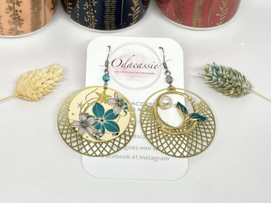 Boucles d'oreilles sirène fleurs étoile perles asymétriques tons bleu vert gris doré et beige crochets acier inoxydable par Odacassie