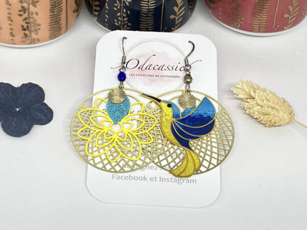 Boucles d'oreilles dépareillées colibri jaune et bleu fleur feuille sequins perles par Odacassie