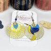 Boucles d'oreilles dépareillées colibri jaune et bleu fleur feuille sequins perles par Odacassie