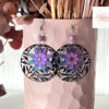 Boucles d'oreilles feuillages et fleurs irisées multicolores dominante violet noir perles laiton acier inoxydable par Odacassie