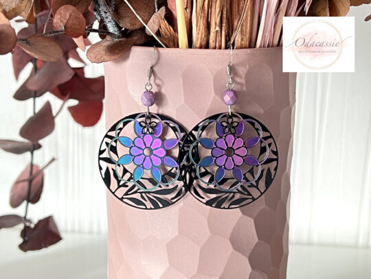Boucles d'oreilles feuillages et fleurs irisées multicolores dominante violet noir perles laiton acier inoxydable par Odacassie