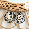 Boucles feuillage et chats asymétriques effet yin yang noir blanc doré par Odacassie