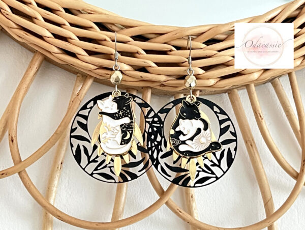 Boucles feuillage et chats asymétriques effet yin yang noir blanc doré par Odacassie