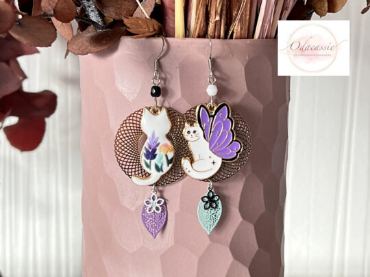 Boucles d'oreilles chat papillon chat fleurs asymétriques rosaces doré blanc mauve vert d'eau par Odacassie