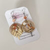 Boucles d'oreilles perles nacrées asymétriques cœurs queue de sirène tons doré blanc et corail par Odacassie