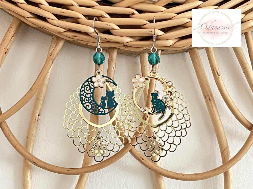 Boucles d'oreilles asymétriques chat étoiles doré acier estampe