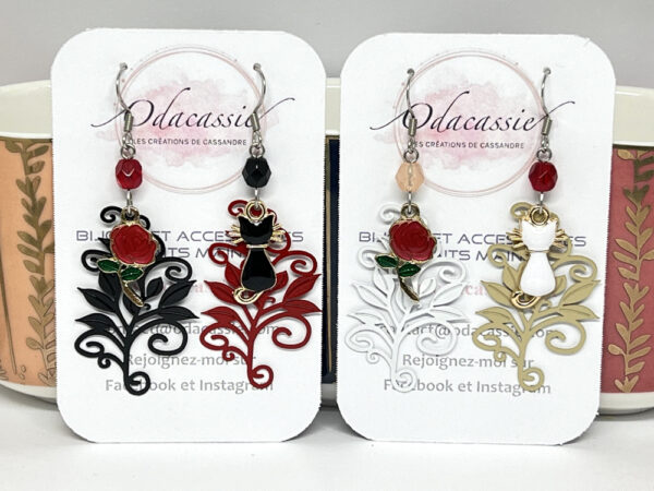 Boucles d'oreilles rose rouge et chat noir ou blanc au choix avec estampes feuilles et perles crochets acier inoxydable boucles asymétriques par Odacassie