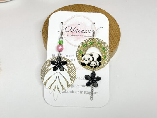 Boucles d'oreilles pandas asymétriques avec estampes rosaces feuilles fleurs perles par Odacassie