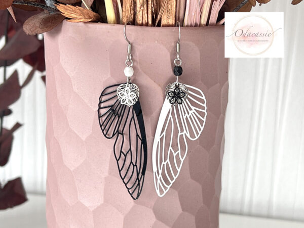 Boucles d'oreilles ailes asymétriques fée noir blanc feuilles fleurs perles par Odacassie