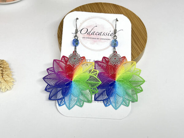 Boucles fleuries multicolores boucles d'oreilles rosaces argentées perles arc-en-ciel par Odacassie